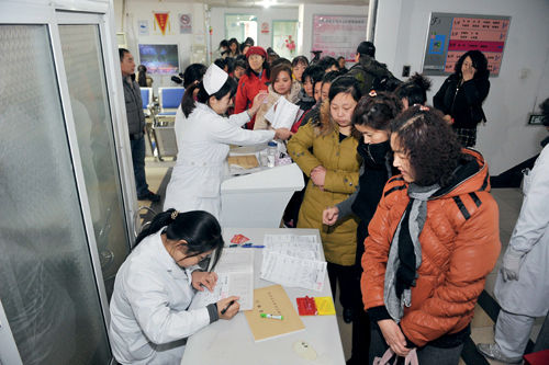外地来京务工的女性到北京天桥医院参加免费体检活动。图/CFP