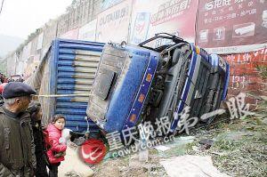 2700件茅台散落高速 搬运工闻酒气醉得睡20小时