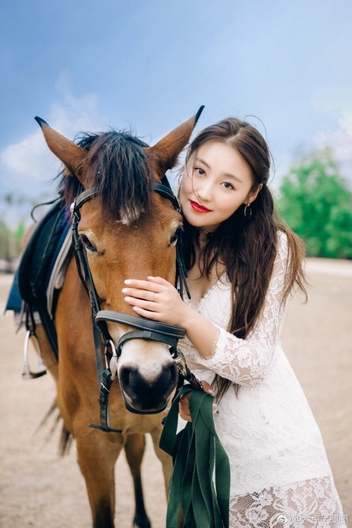 昆明女艺人腿腿被陌生醉汉捅死 正准备结婚