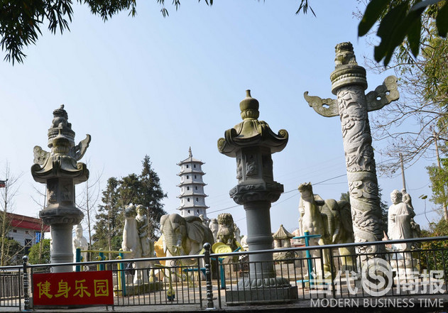 当地村民告诉记者，李福坤在村上占地一亩兴建“活人墓”之后，一些胆大的村民开始实名告状，没过多久，当地民政局、国土局就派人来现场查看。但在民政和国土来之前，李福坤就雇人拖黄泥将有自己名字的墓碑掩盖，并在墓地里安装健身器材，还挂上“健身乐园”的字样。