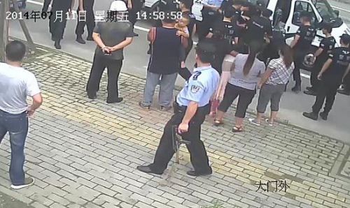 警方在现场抓捕疑似“闹事”的民工