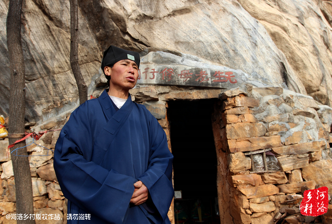 在这个山洞住多久，他没有时间表，他说要看自己的内心，修行够了就离开，如果需要继续修行，就从这里“安老病死"，远离尘里，无扰无忧，多好!
