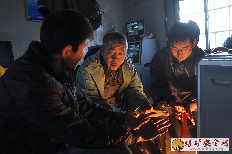 老丁父子在烤火