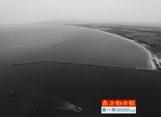 汕头市潮阳区海门镇,练江入海口,海堤内外水的颜色明显不同。