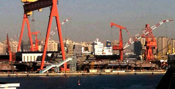 原文配图：在建国产航母开始拆除脚手架。