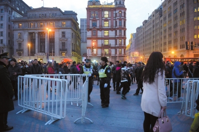 警察设置围栏进行分流。京华时报记者陶冉摄