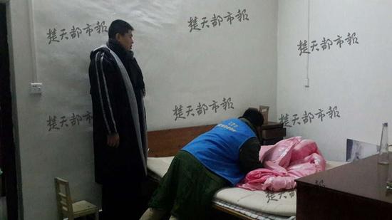 图为嫌疑人指认犯罪现场