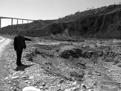 辛苦开采的砂石，被淳化县国土资源局在实施的沟道造地项目时复平，罗虎为此要求赔偿。经过多方协调，2013年3月6日，淳化县国土资源局和罗虎达成补偿协议，同意给予47万补偿。补偿虽然拿到，但罗虎却因涉嫌诈骗被逮捕，一年零4个月后，罗虎收到一份检察院存疑不予起诉的决定书，而这一切，让他至今有点云里雾里。