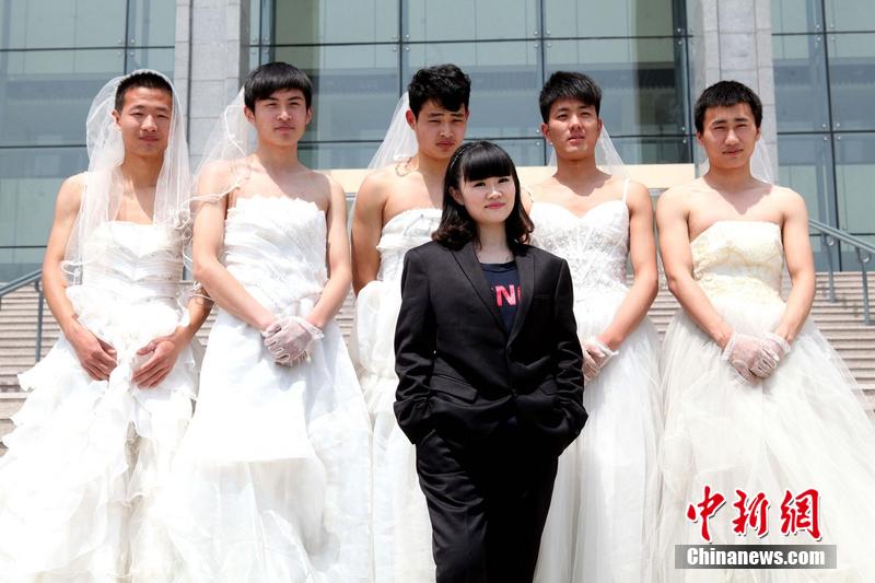 图为4月28日，安徽亳州职业技术学院的毕业生在校园里拍摄个性毕业照留念。