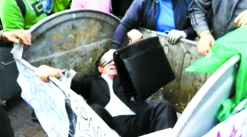 把“贪官”扔进垃圾桶已经扔了十几个