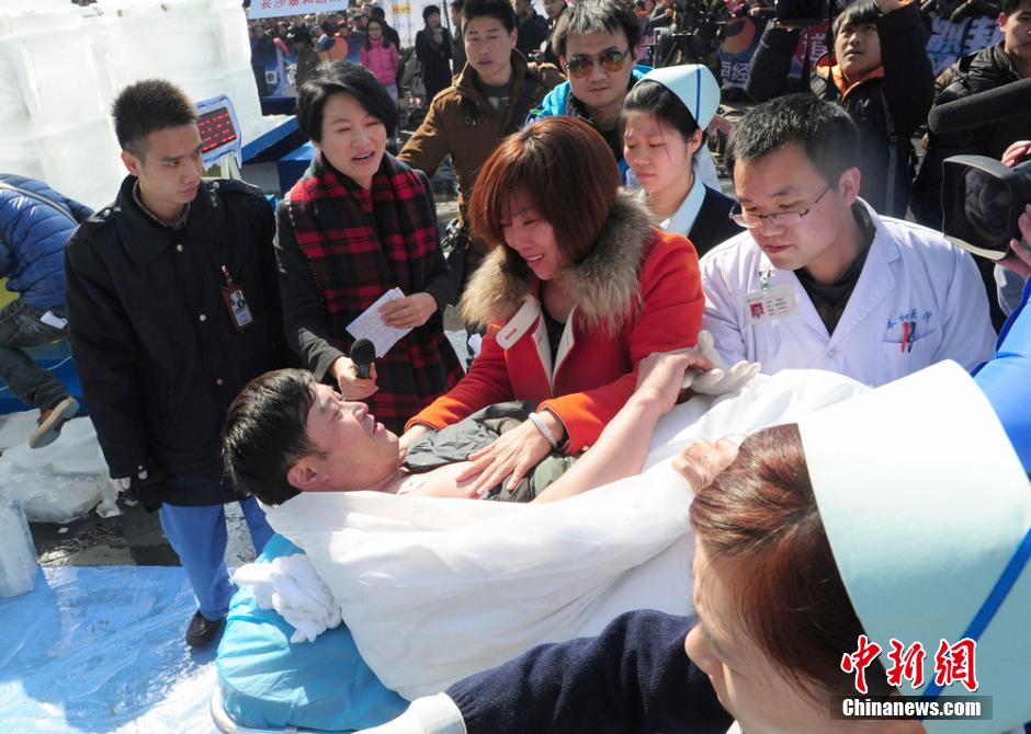 图为妻子罗丽看到完成挑战的詹春乙喜极而泣。杨华峰 摄