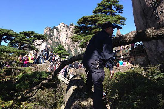 黄山迎客松守护人:24小时独守 不能连睡超2小时