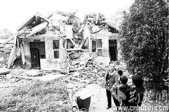 钉子户索要10套房无果被强拆 一家借宿派出所