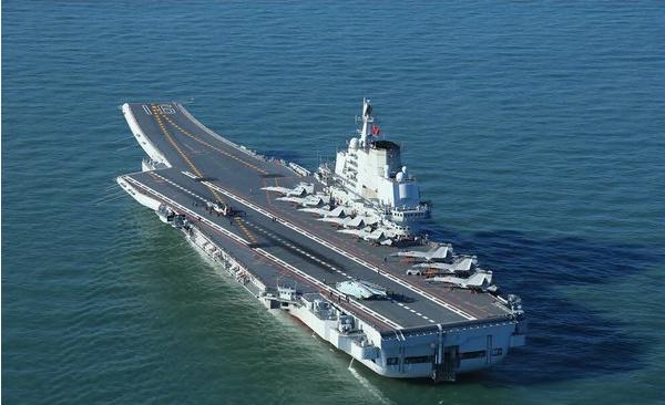 资料图：巡航中的辽宁舰。