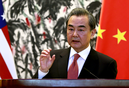 3月18日，王毅在会见蒂勒森后与记者见面