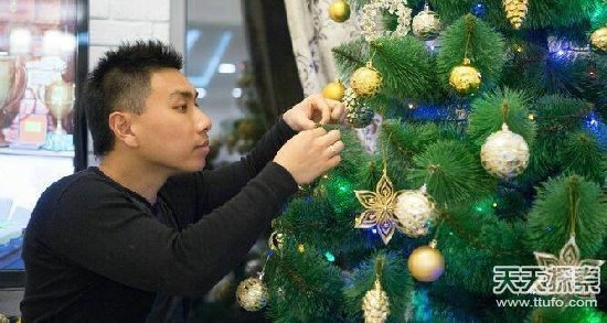 外国丈母娘送中国小伙礼物打开后让人脸红