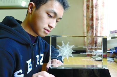 12月13日，谭泽睿荣获“丘成桐中学数学奖”全球唯一金奖。通讯员 陈丹丹 摄