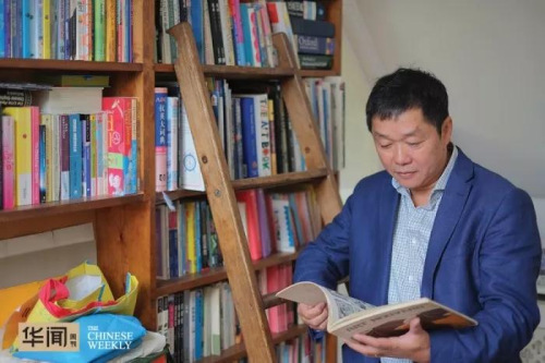 王坚在自家的书架前(华闻派微信公众号) 王坚在自家的书架前(华闻派微信公众号)