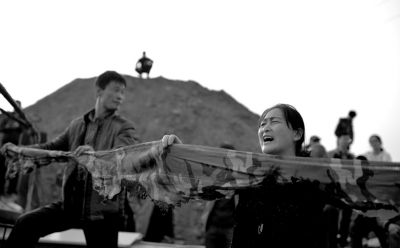 昨日下午，村民现场点火试验帐篷布是否易燃。