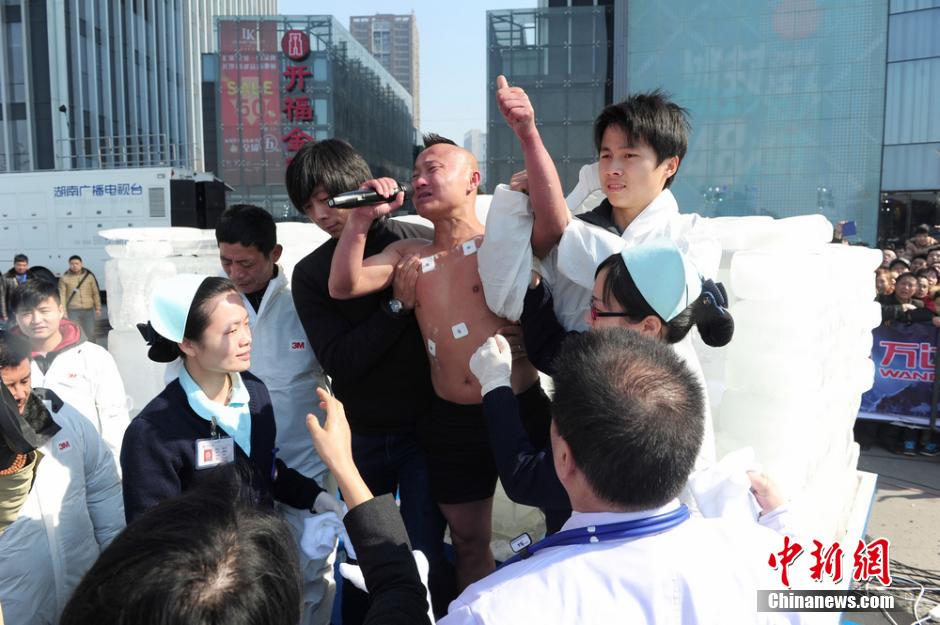 图为向勇用嘶哑的声音高呼，庆祝挑战成功。杨华峰 摄