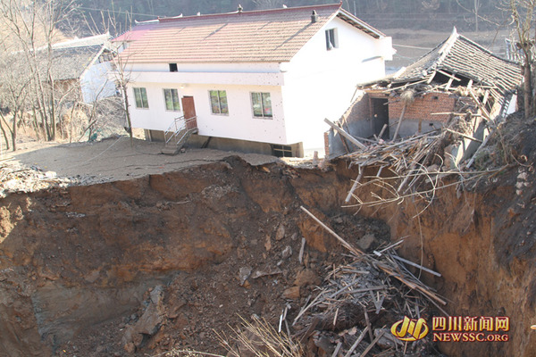 四川广元现直径60米天坑 地陷致11间房被埋(图)