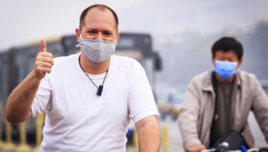 　2014年10月11日，北京的雾霾持续多日，很多骑车经过天安门的行人戴上了口罩。图片来源： 詹敏 / 东方IC