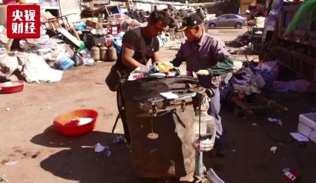 废品价格涨疯了 “破烂王”如今收入过万！