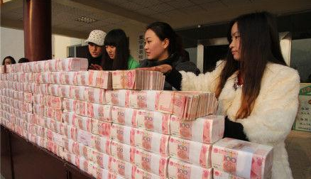 村子现场分红千万现金 村民称数钱数到手软(图)