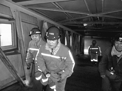 张希望右一在矿井下巡视。 宋庆生摄