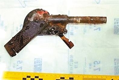 劫持者张泽清带到教室的自制手枪。