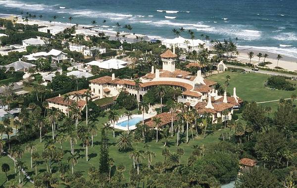 佛罗里达州棕榈滩的唐纳德·J·特朗普(Donald j. trump)的私人宅邸，一切似乎都闪耀着光芒。长期担任特朗普管家的安东尼·塞内卡尔(anthony senecal)在谈起房子的主人、共和党总统候选人特朗普时说，“一眼就能看出国王在不在这里”。