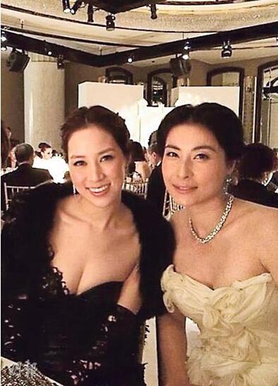 郭晶晶拍照罕见卖萌 与千亿媳妇徐子淇比拼性感