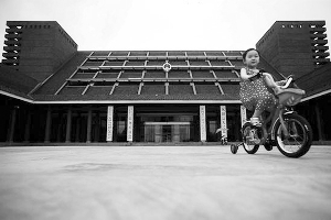 一位小朋友在凤阳县县政府外的空旷广场上玩耍