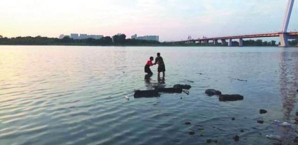 23岁女孩欲投江自杀 因47岁男友不要她了