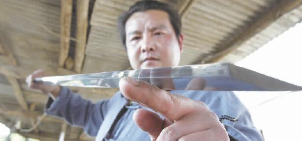 男子弃国企工作郑州荒野铸剑 一把剑卖20万（图）