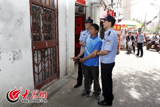 犯罪嫌疑人辨认现场，当年的美发店早已不复存在，只剩下一排平房。