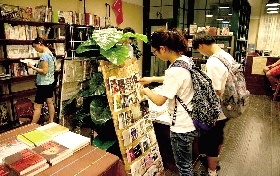 夜幕里，路灯下，他们的工作才刚开始