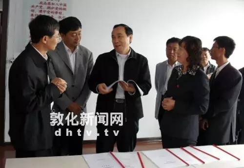 △担任省委组织部副部长时的叶志刚（中）