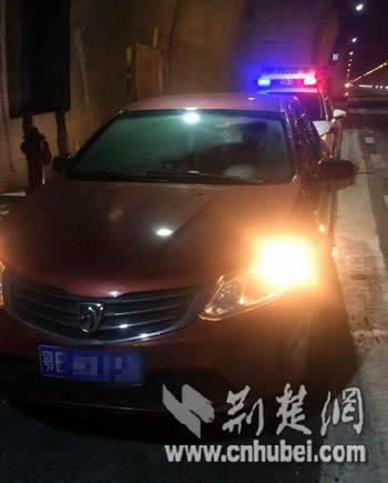 男女高速隧道车震 被查时提裤子称:提提神