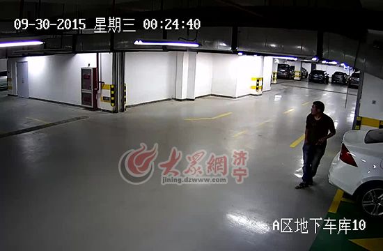 监控拍下张某在地下车库寻找好车下手（视频截图）。