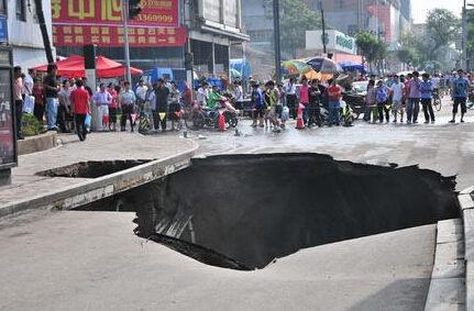 自今年4月底开通以来，郑州西三环沿线塌陷已达15次。 资料图