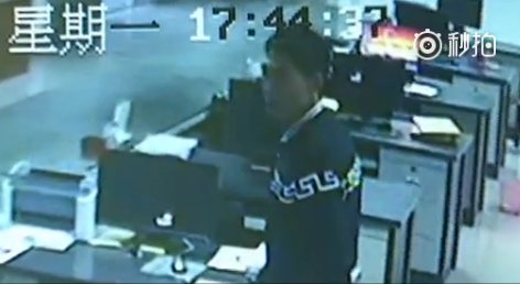 女子伊某则是爬上桌子耍赖。