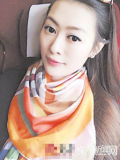 近日来，一组湖工大“最美女老师”的图片在新浪微博和株洲本地论坛上走红。据了解，她是湖工大包装设计艺术学院的老师，名叫廖潇名，教服装表演和服装设计。