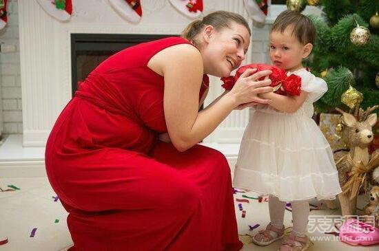 外国丈母娘送中国小伙礼物打开后让人脸红