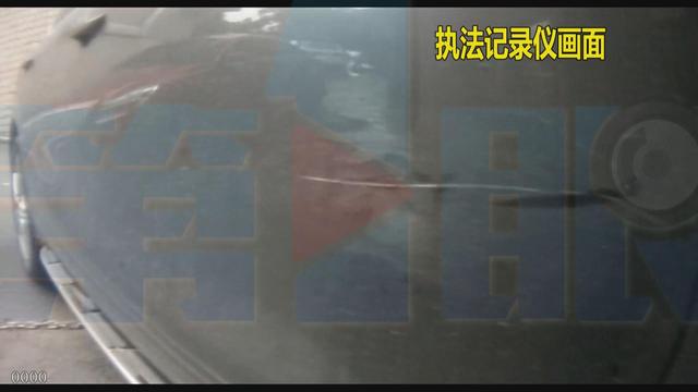 保时捷挡住车库入口 女子将其划伤要赔几万