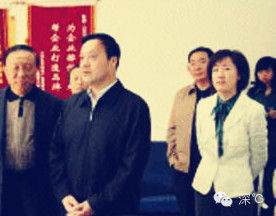 金道铭（左2）与张秀萍（右一）。