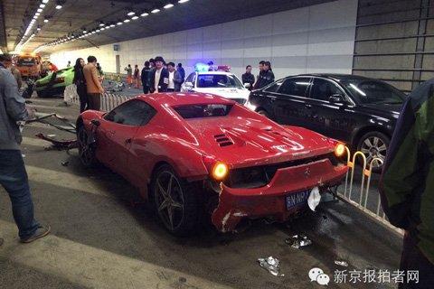 法拉利与兰博基尼相撞谜团：黑色高跟鞋遗落现场
