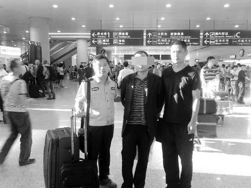 潜逃至阿尔及利亚9年之久的李准（化名，中）回国自首