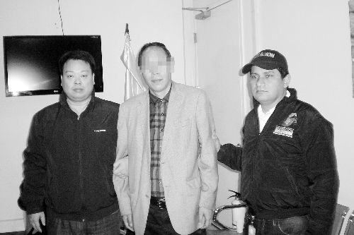 周林（化名，中）在哥伦比亚落网