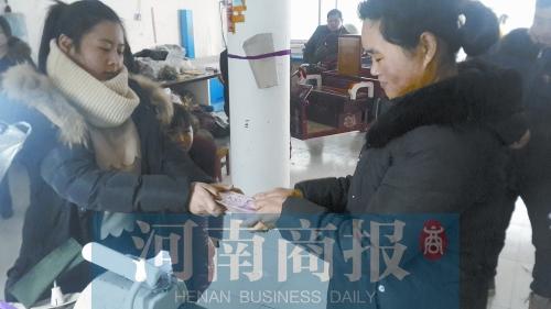 妈妈去世欠工人工资 18岁女孩辍学“替母还债”